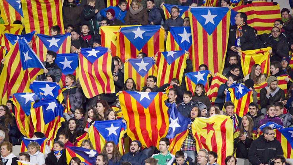 Apoyo. El Camp Nou y un clásico: la gente con los colores catalanes. El equipo suele usar la camiseta suplente para marcar territorio. Y qué mejor manera de salir en los medios que con Messi.