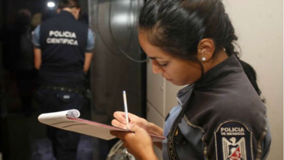 Personal policial en la sede del diario El Sol