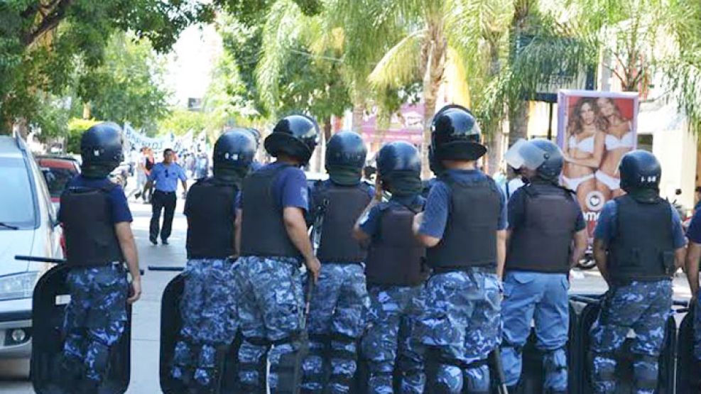 Represión. La cuestionada policía de Chaco toma las calles del centro de Resistencia.