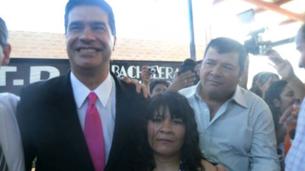 Casamiento. Emerenciano Sena y Marcela Acuña se casaron el 7 de diciembre de 2012, el entonces gobernador de Chaco fue testigo de los votos y firmó el acta como padrino de la pareja.