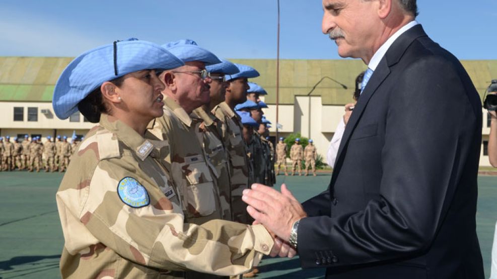 Despedida. El ministro de Defensa Agustín Rossi saludó a los miembros de las Fuerzas de Paz.