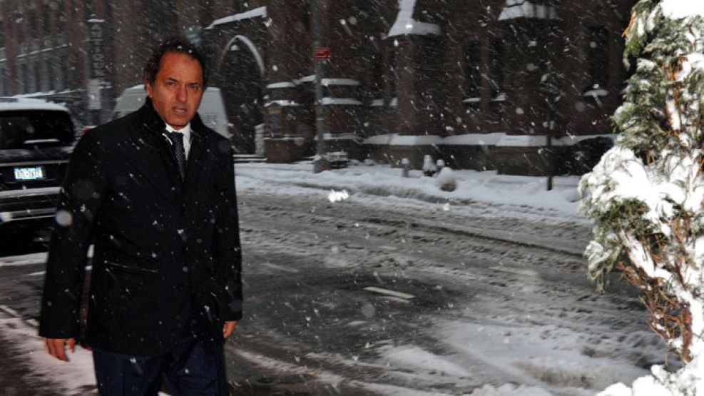 FRIOS. Daniel Scioli esta semana bajo una intensa nevada en las calles de Nueva York a donde llegó para “llevar tranquilidad”. 