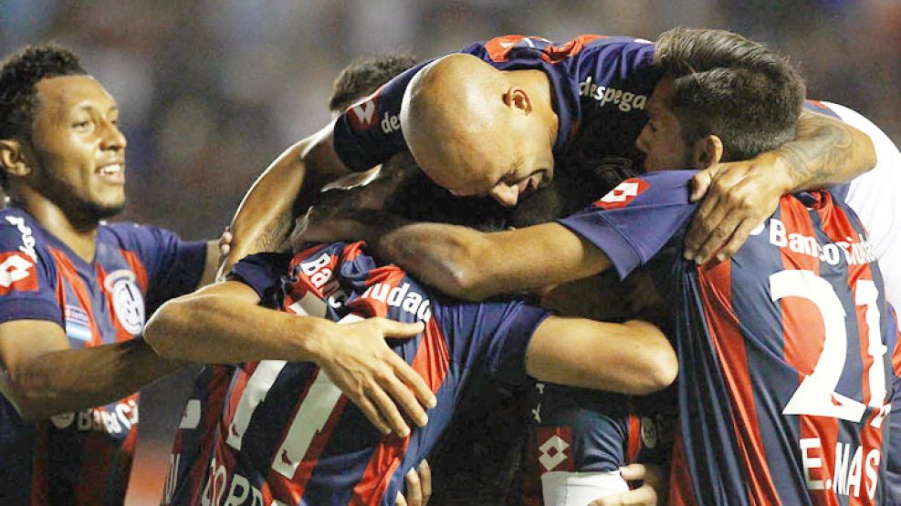 Todos para uno. El equipo festeja el gol de Blandi, el primero del ex Boca en San Lorenzo. El Ciclón no le ganaba a Racing de local desde el Apertura 2007.