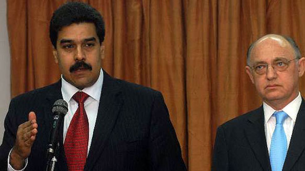 El Gobierno argentino se alinea a Venezuela, que acusa a Washington.