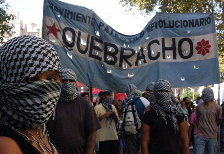 Manigestante de Quebracho protestan frente a Coto