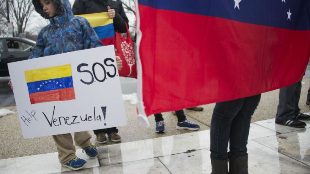 Protestas frente a la OEA por la situación de Venezuela.
