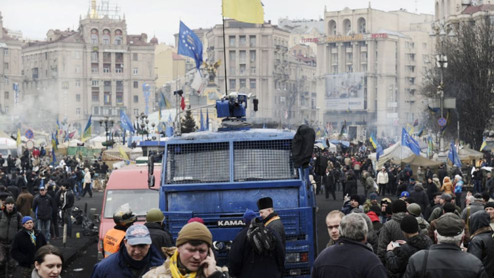 Europeistas. Los ucranianos celebraron ayer el fin del gobierno de Yanukóvich, que mantenía fuertes vínculos con Moscú.