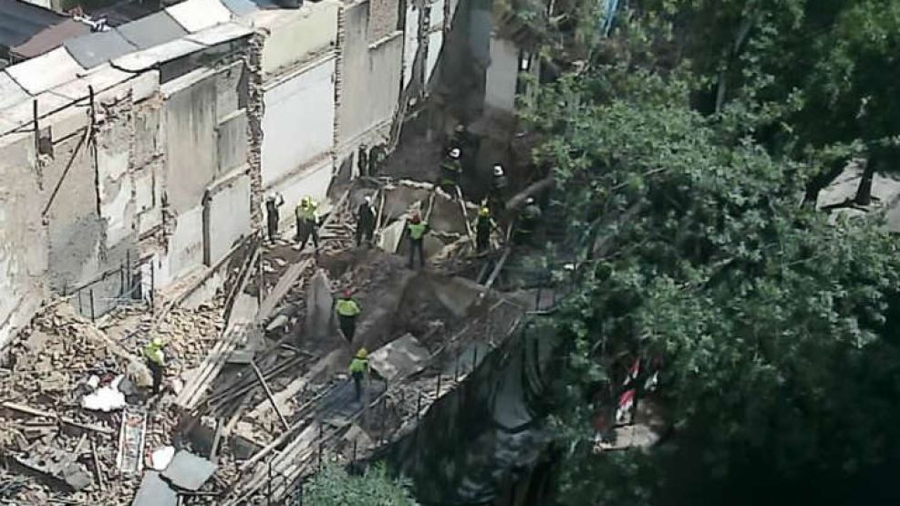 Derrumbe de una vivienda en demolición en Valentín Gómez y Jean Jaures