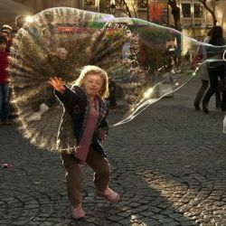 el-momento-en-que-una-burbuja-gigante-explota-en-paris-francia 