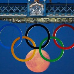 la-luna-sale-sobre-los-juegos-olimpicos-de-londres 