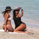 Karina Jelinek y Paz Cornu en la playa en Miami (20)
