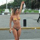 Mariana Diarco topless en el Obelisco (13)