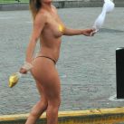 Mariana Diarco topless en el Obelisco (15)