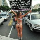 Mariana Diarco topless en el Obelisco (2)