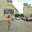 Mariana Diarco topless en el Obelisco (8)