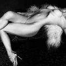 Pamela Anderson desnuda en Purple (5)