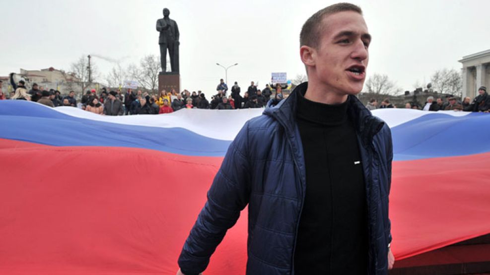 La madre rusia. Habitantes de Crimea reclamaron ayer, frente a una estatua de Lenin, alejarse de Kiev y acercarse a Moscú.