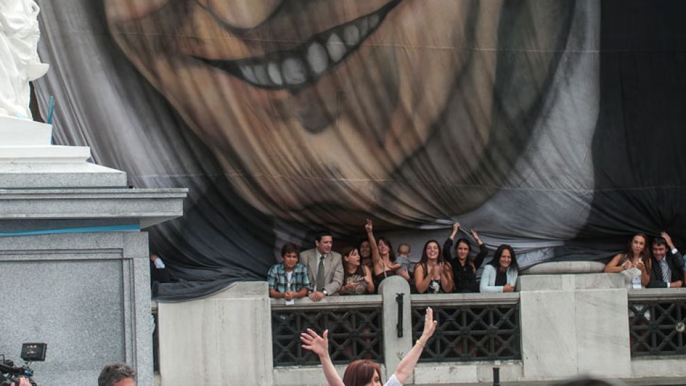 Triunfal. CFK saluda a la multitud en la plaza del Congreso.