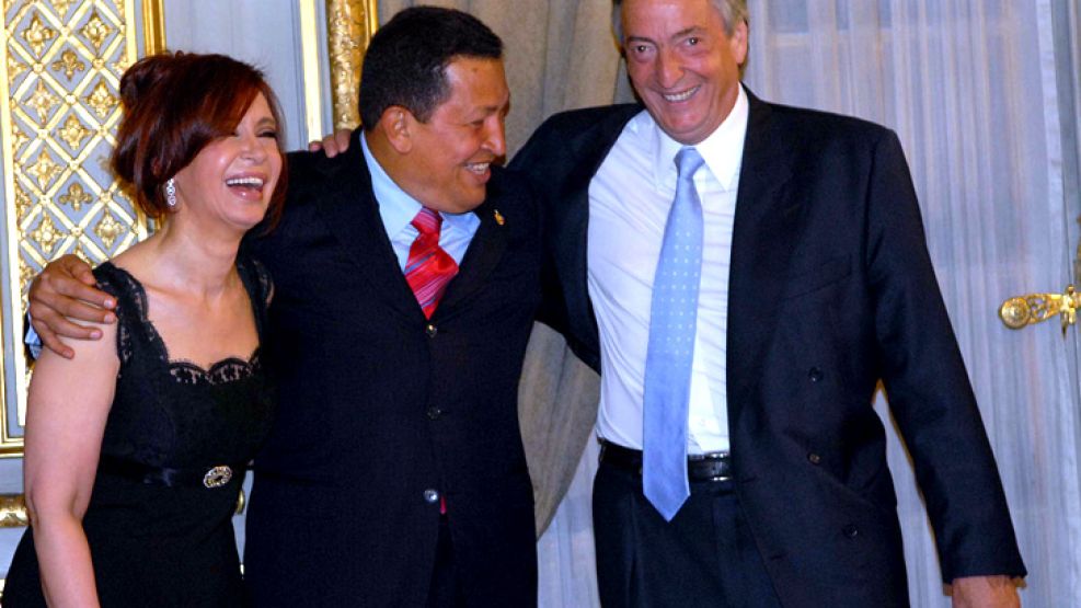 El presidente Nestor Kirchner y la presidenta electa, Cristina Fernandez de Kirchner, reciben el saludo del Presidente de Venezuela, Hugo Chavez