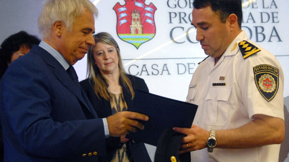 El gobernador José Manuel de la Sota con el jefe de la Policía de Córdoba, Julio César Suárez.