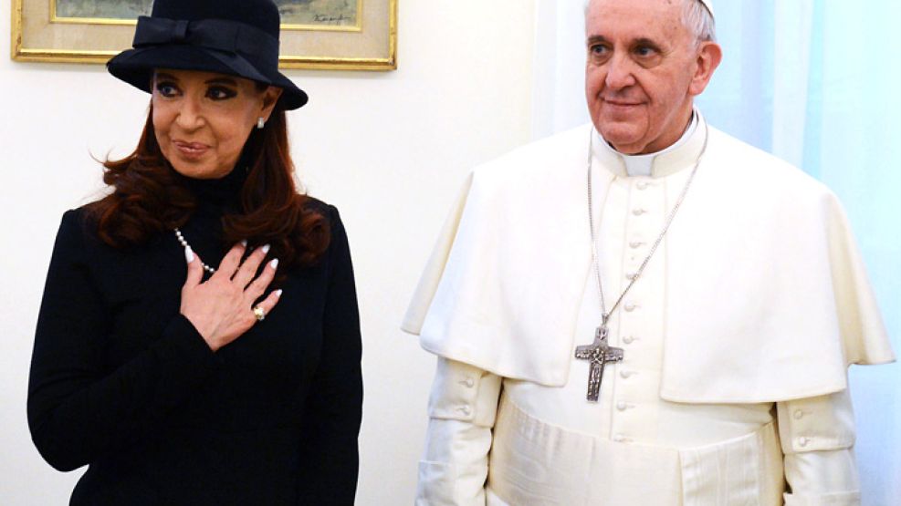 La presidenta durante su primer encuentro con Francisco en el Vaticano. 
