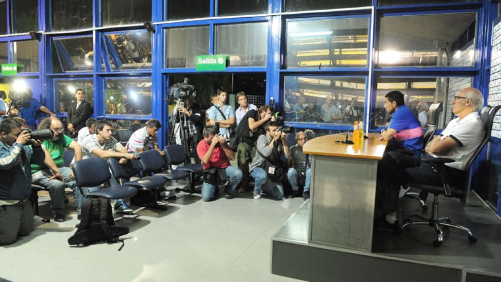 Cara a cara. Con la presencia simbólica de Bianchi, Riquelme les puso plazo hasta el domingo a los periodistas para que den sus pruebas: “Los esperamos en el hotel”.