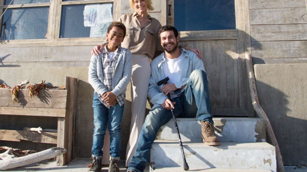 Familia. Belén Rueda (Nora), Mario Casas (Félix) y Larson do Amaral (Ismael).