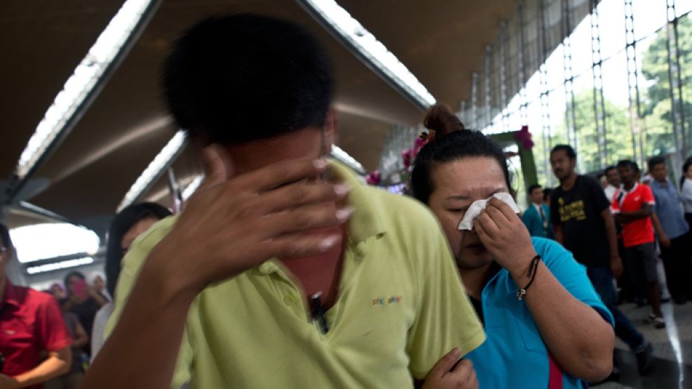 Familiares de los pasajeros del vuelo perdido de Malaysia Airlines esperan noticias.