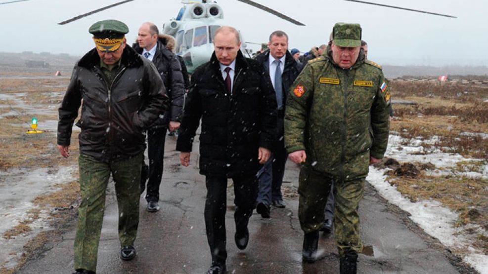 General. Vladimir Putin en un ejercicio militar, junto a los jefes de las Fuerzas Armadas. El líder ruso quiere recuperar el protagonismo de los tiempos de la Unión Soviética.