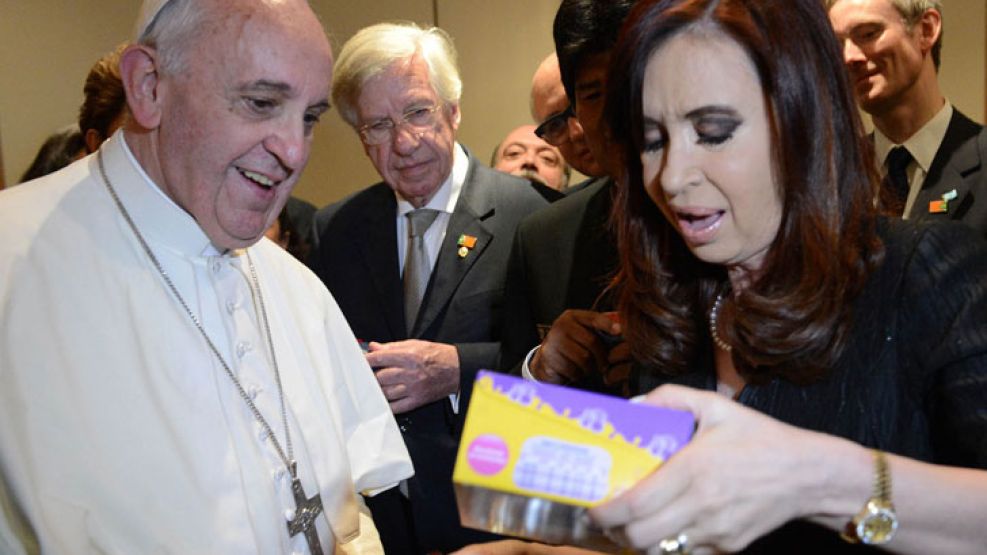 Regalo. El último encuentro, en Brasil, cuando el Papa le obsequió unos escarpines para su nieto. 
