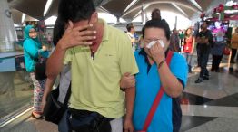 Tragedia. En el aeropuerto de Beijing impactó entre los familiares la noticia del vuelo MH370 que debía aterrizar ayer en China.