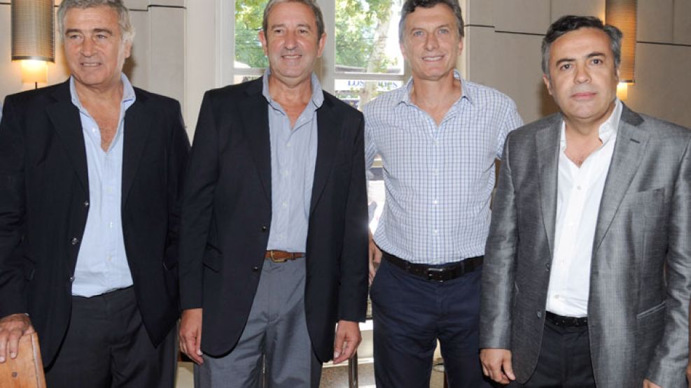 Vendimia. El radical se mostró ayer con Mauricio Macri y el senador por la UCR Oscar Aguad en la tradicional fiesta de Mendoza.