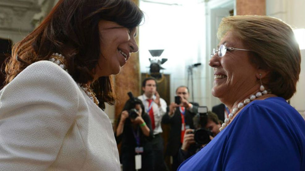La presidenta junto a su par chilena  Michelle Bachelet. 