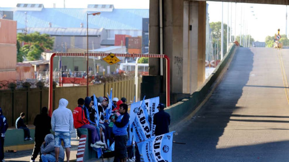 Manifestantes cortaron dos carriles del Puente Nicolás Avellaneda. 