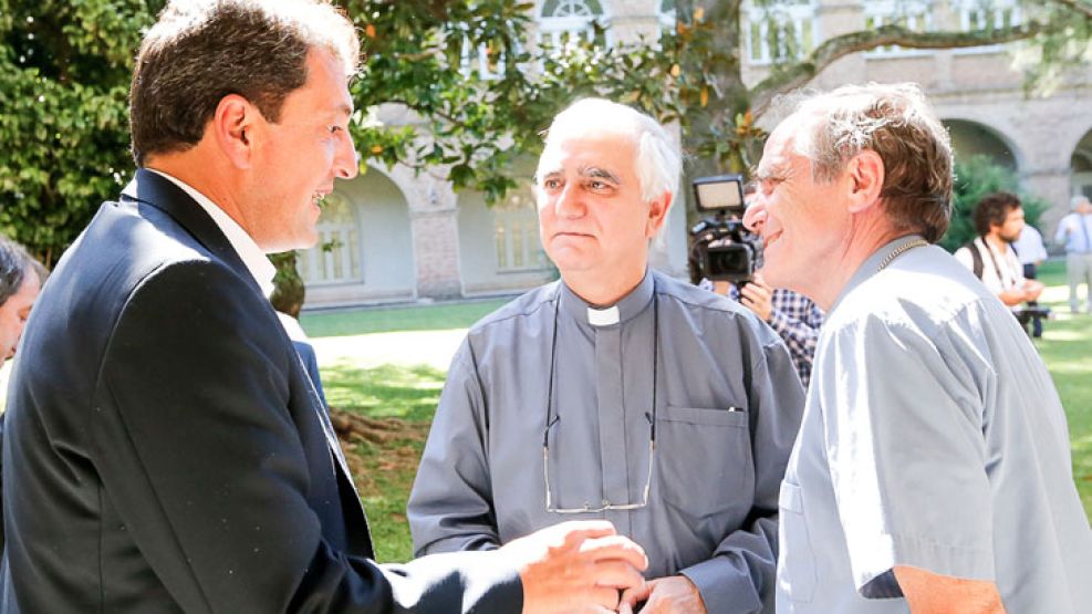 Bendición. Massa estuvo el jueves con los obispos Lozano y Casaretto, en el aniversario papal.
