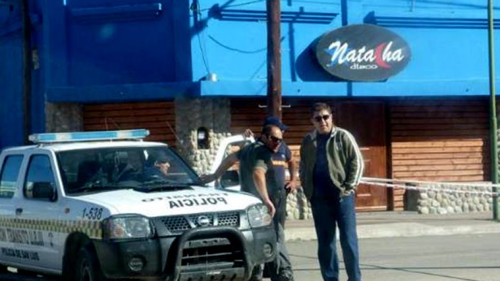 Policías enfrente del boliche en la localidad puntana de Naschel.