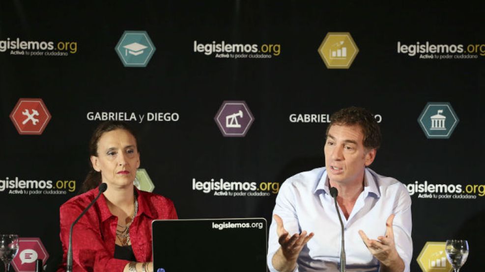 Los senadores del PRO, Gabriela Michetti y Diego Santilli, durante la presentación del sitio web.