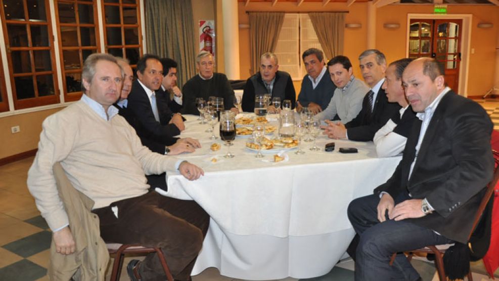 A la mesa. El gobernador Scioli con algunos representantes del “Grupo de los 30” intendentes.