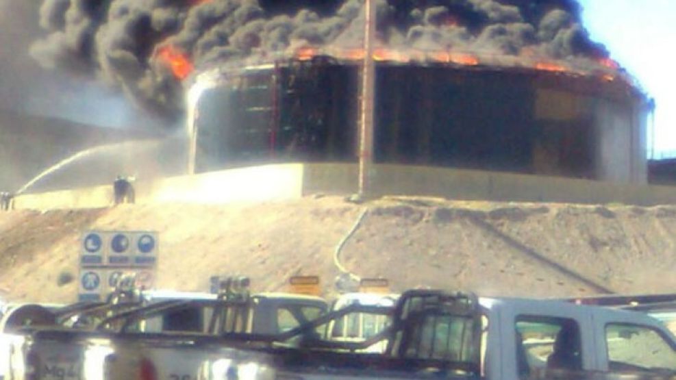 Explotaron dos tanques de la planta de YPF en Malargüe.