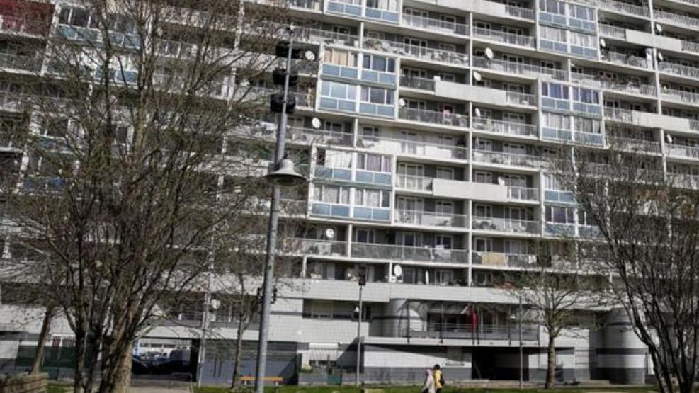 Tres chicos de 2, 5 y 6 años de edad fueron encontrados abandonados en un departamento del barrio parisino La Courneuve, al norte de la capital francesa.