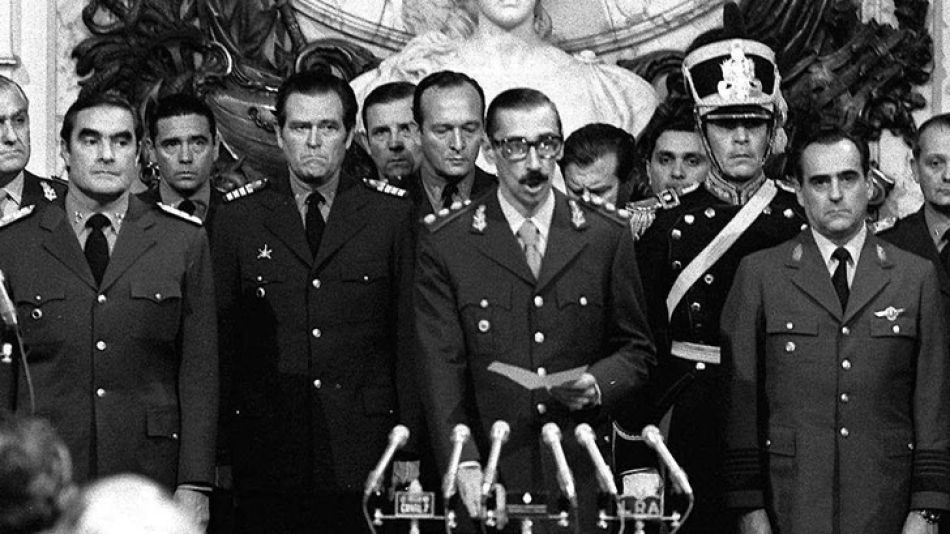 Gobierno y prensa. Las nuevas autoridades militares: el teniente general Jorge R. Videla, el almirante Emilio E. Massera y el general Orlando Agosti. La repercusión de la prensa frente a la asunción d