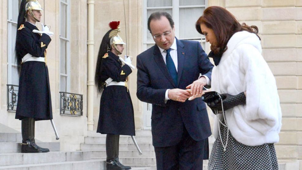 De la mano. La Presidenta y su par francés al arribar el miércoles al Palacio del Elíseo, en París.