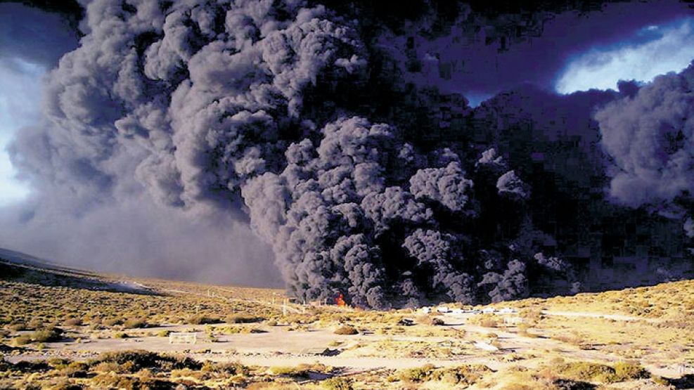 Destrucción total. La planta de Cerro Divisadero es una de las 37 que YPF tiene en el país. El siniestro generó una columna de humo tóxico que se podía divisar a varios kilómetros de distancia.