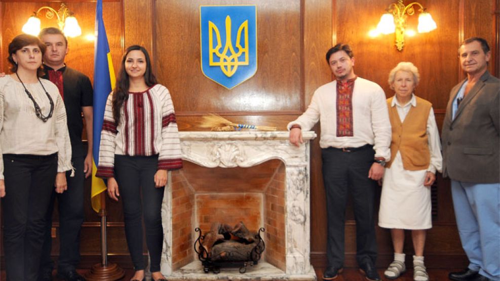 Diplomáticos. Los representantes de la colectividad ucraniana, reunidos por PERFIL en la Embajada de Ucrania. Protestas en la legación rusa.
