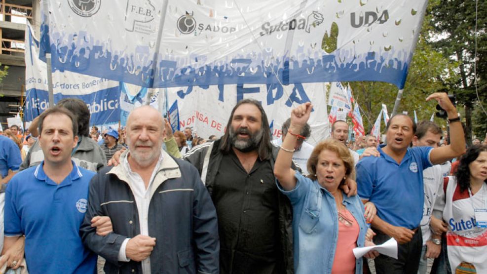 Paro. El miércoles 19 los gremios marcharon por las calles de La Plata para empujar su reclamo.