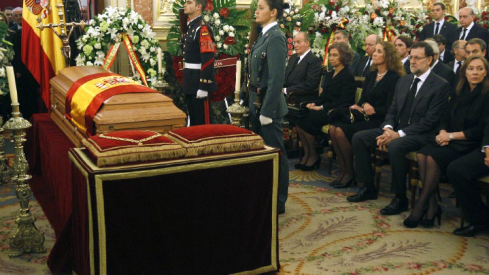 España despide los restos del Adolfo Suárez. En la imagen, el rey Juan Carlos y el presidente Mariano Rajoy.