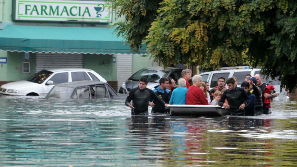 Aumentan los números de muertos por la inundación de La Plata