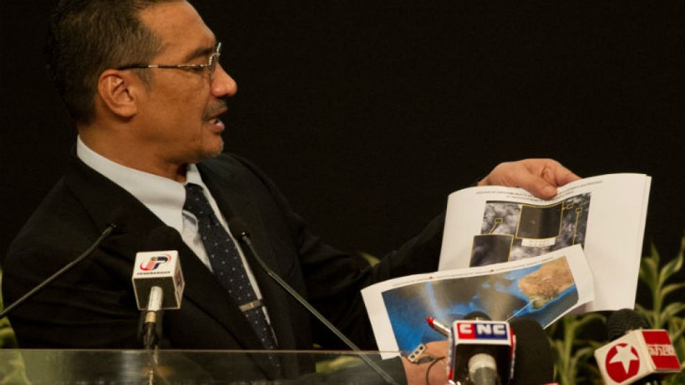 eL ministro de Transportes de Malasia, Hishammuddin Hussein, muestras las nuevas imágenes satelitales.