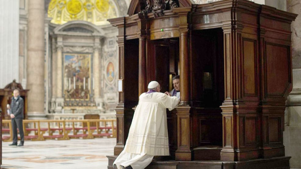 Experiencia religiosa. Francisco se arrodilló ayer frente a uno de los confesionarios de la Basílica de San Pedro del Vaticano, ante la vista de los fieles presentes.