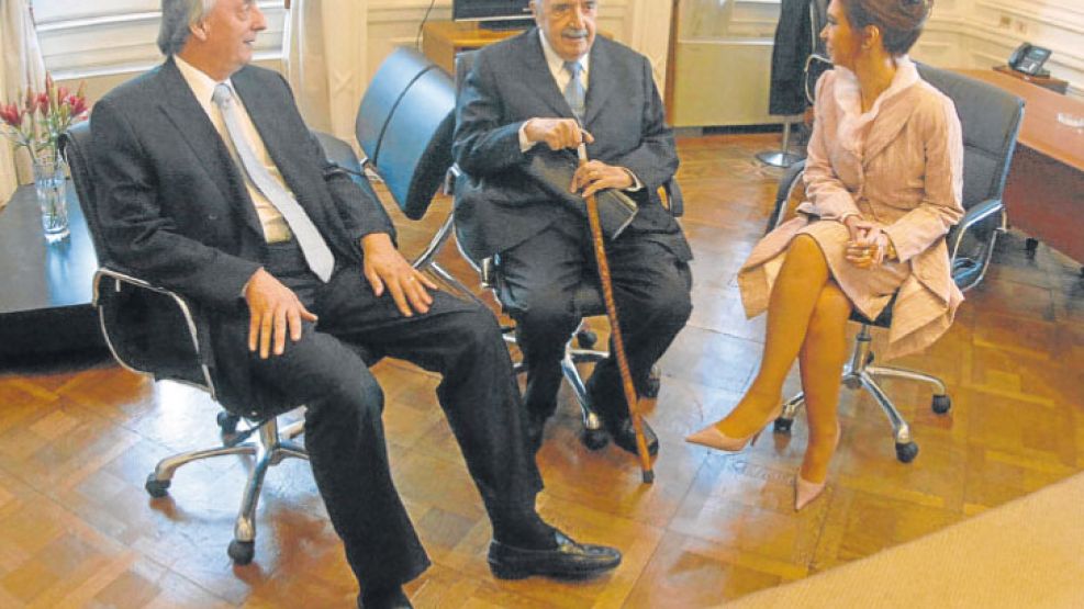 2008. Tras un comienzo con cortocircuitos y luego de cinco años de gobierno, Cristina y Néstor Kirchner homenajearon a Alfonsín.